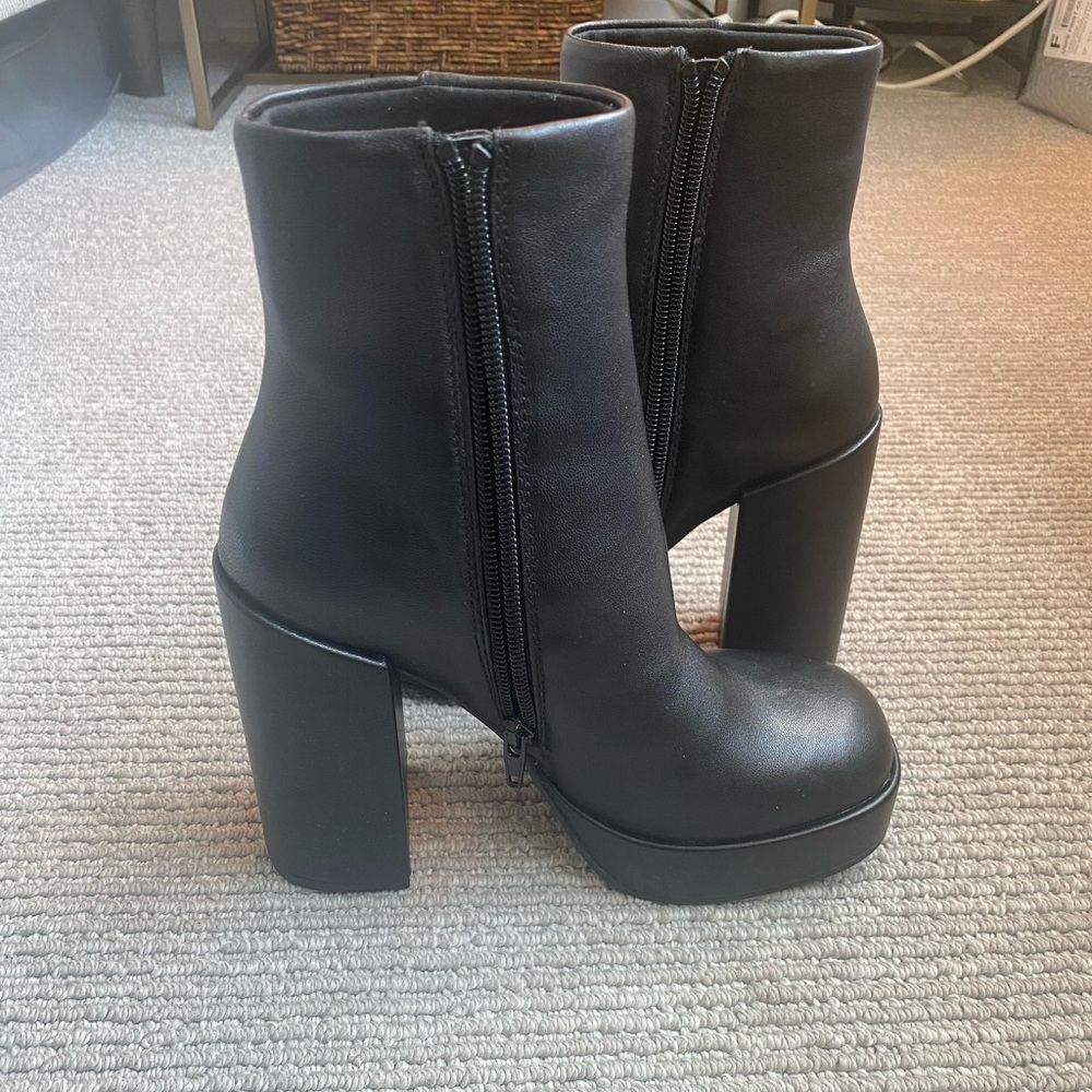 Brand new Steve Madden platform boot